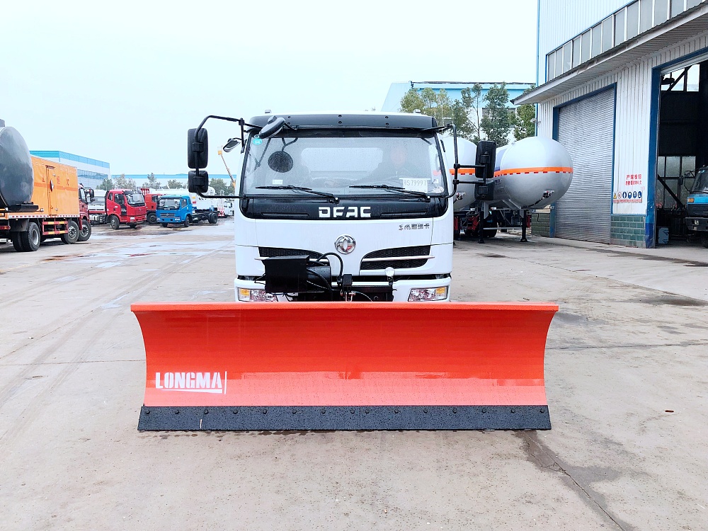 東風(fēng)大多利卡灑水車(chē)帶推雪除冰鏟